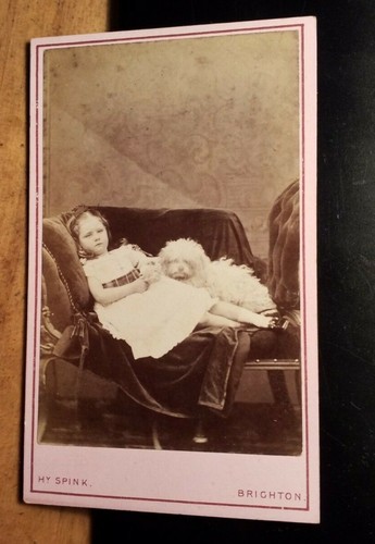 Kleines mädchen mit hund - kleines,